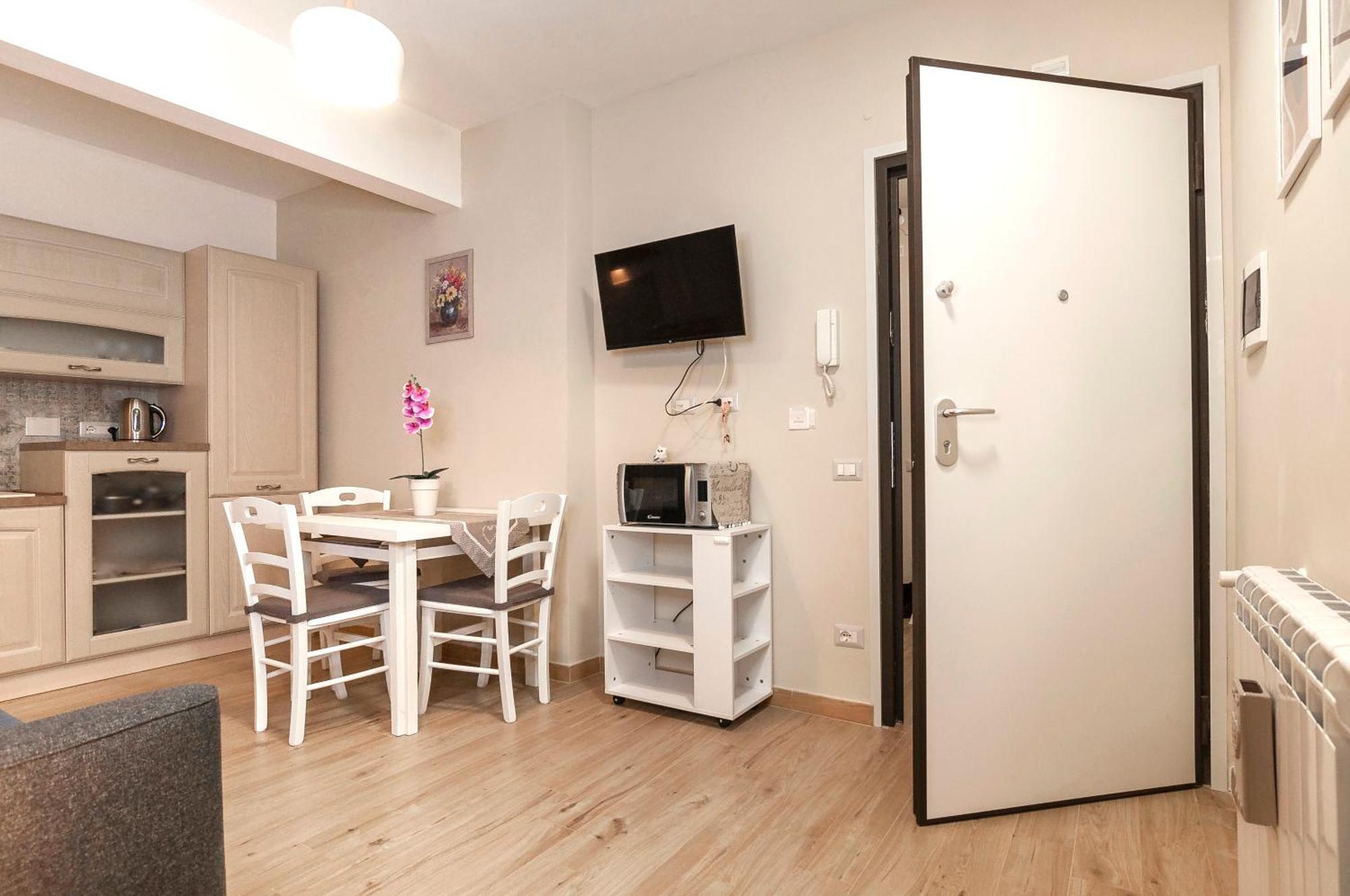 Elegant Comfy Three-rooms In Eur With Parking Apartment