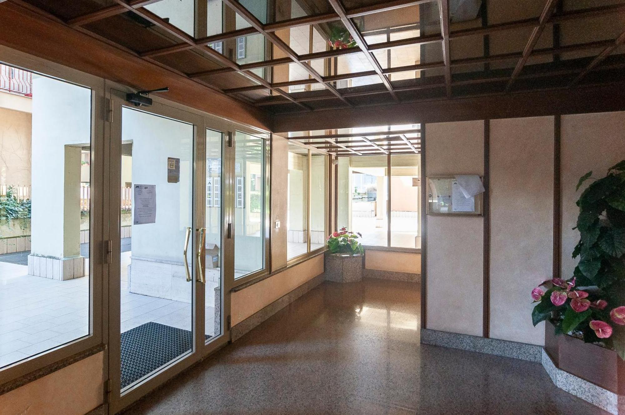 Elegant Comfy Three-rooms In Eur With Parking Apartment